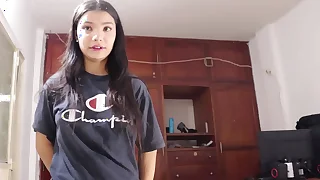 Mi hermanastra me hace una mamada muy deliciosa mientras veo the grippe TV - Porno en ruso